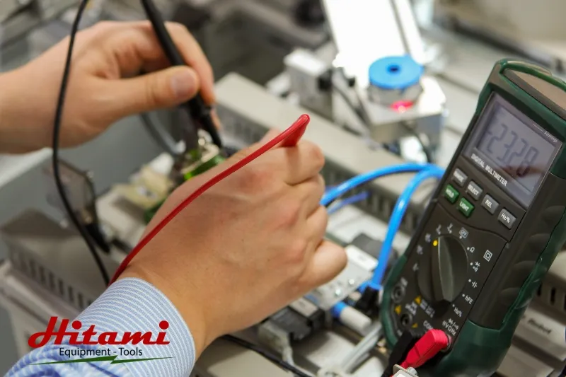 Đồng hồ vạn năng kỹ thuật số đang đo điện áp xoay chiều (AC) trên mạch điện tử